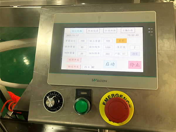 直線(xiàn)式醬料干濕分離灌裝機(jī)細(xì)節(jié)圖